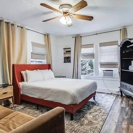 Cozy Lafayette Bedroom - Free Parking & Wifi